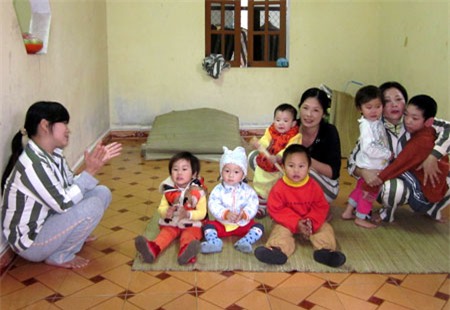 Những đứa trẻ trong Trại giam Hoàng Tiến.