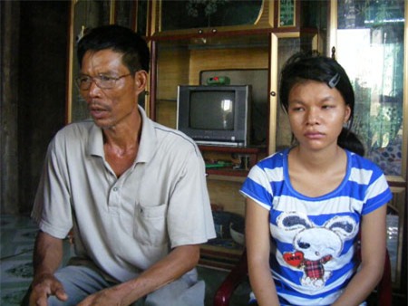Ông Phùng Tiến Dũng và con gái Trần Thị Kim Dung kể lại sự việc với phóng viên