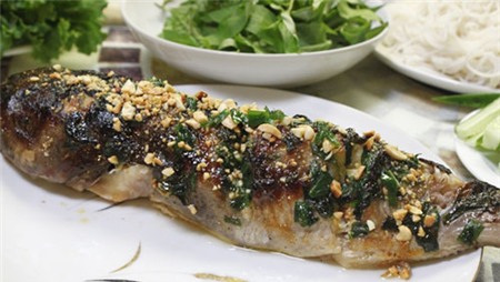Cuối tuần bạn hãy trổ tài làm món cá nướng da giòn đãi cả nhà, cá thấm gia vị ăn kèm với bún và rau, cuốn bánh tráng chắc chắc mọi thành viên trong gia đình bạn sẽ thích đấy.
