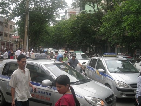 Taxi dày đặc trên phố Phủ Doãn, trước cổng bệnh viện Việt Đức