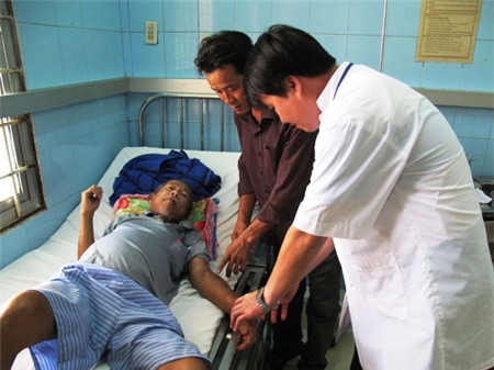 Ông Lê Ngọc Trọng đang được cấp cứu tại Bệnh viện Đa khoa khu vực Phú Phong