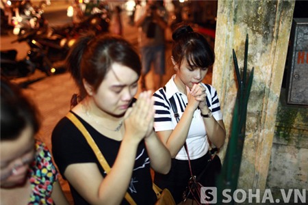  2 bạn trẻ đã không cầm được nước mắt khi đứng trước cửa nhà Đại tướng Võ Nguyên Giáp.