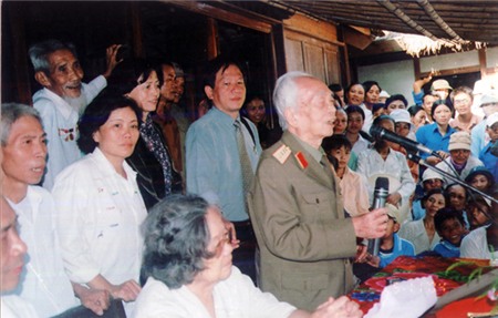 Đại tướng trò chuyện với bà con nhân dân ngay tại chính ngôi nhà nơi người sinh thành, làng An Xá, Lộc Thuỷ, Lệ Thuỷ, Quảng Bình.