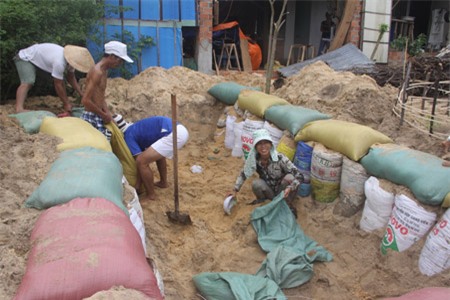 Người dân xã Bình Minh (Quảng Nam) đào đất làm hầm tránh bão Haiyan.