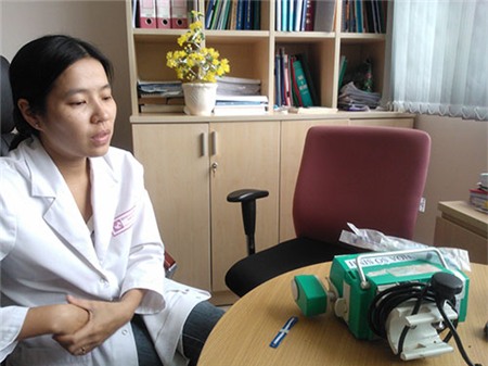 <br /><br />
Bác sĩ Hồng tiêm nhầm thuốc phun sương cho trẻ.