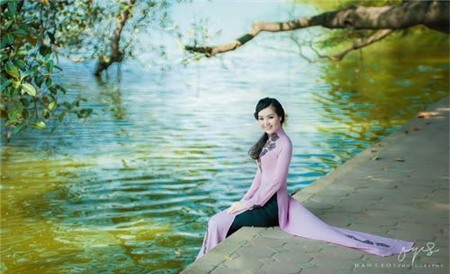 Á hậu Thụy Vân đẹp không tì vết với áo dài tím - 2