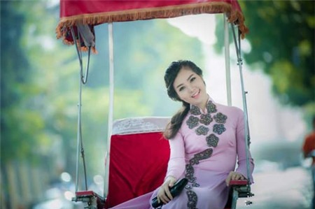 Á hậu Thụy Vân đẹp không tì vết với áo dài tím - 3