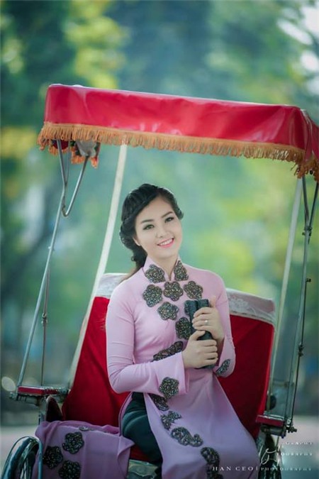 Á hậu Thụy Vân đẹp không tì vết với áo dài tím - 4