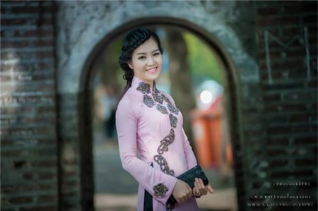 Á hậu Thụy Vân đẹp không tì vết với áo dài tím - 5