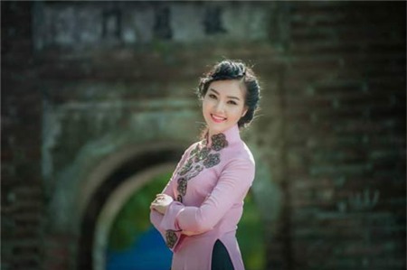 Á hậu Thụy Vân đẹp không tì vết với áo dài tím - 7