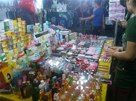 Mỹ phẩm được bán nhiều tại chợ đêm Hà Nội.