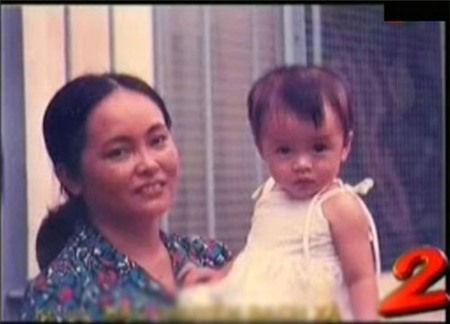 Tăng Thanh Hà bên mẹ lúc bé thơ.