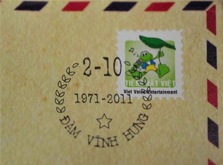 Thiệp sinh nhật lần thứ 40 của Đàm Vĩnh Hưng để tong một chiếc phong bì có dán tem và đóng dấu tên nam ca sĩ.