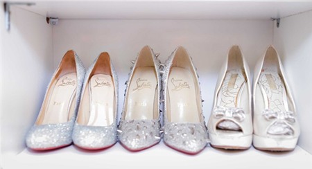 Những đôi giày hiệu Christian Louboutin sang trọng được đặt một cách ngay ngăn trên những kệ trắng thiết kế đẹp mắt không thu kém các show room thời trang.