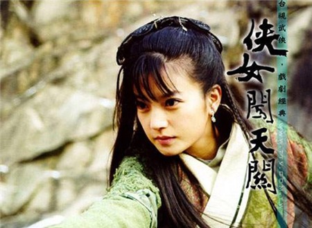 Sau khi hoàn thành phần 2 Hoàn Châu cách cách, Triệu Vy bắt cặp với Ngô Kỳ Long tham gia bộ phim truyền hình Hiệp nữ phá thiên quan (2000). Đây là tác phẩm võ hiệp đầu tiên, đồng thời là duy nhất của cô trên màn ảnh nhỏ.