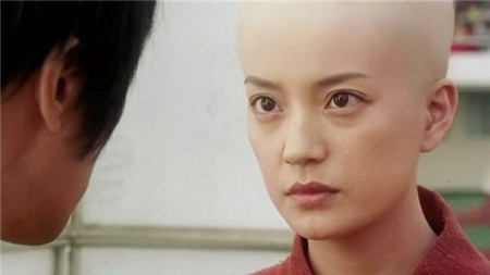 3 hình ảnh của Triệu Vy trong phim Đội bóng Thiếu Lâm.