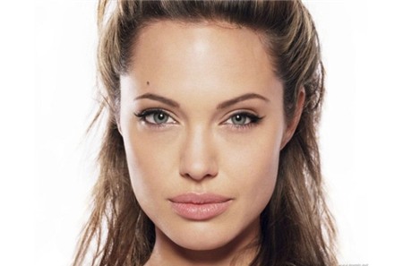 Angelina Jolie không chỉ nổi tiếng với đôi môi đầy đặn ngọt ngào mà còn nổi tiếng với đôi mắt sâu hút hồn. Nốt ruổi trên lông mày phải trở thành điểm nhấn giúp đôi mắt xanh của Angelina Jolie thêm nổi bật.