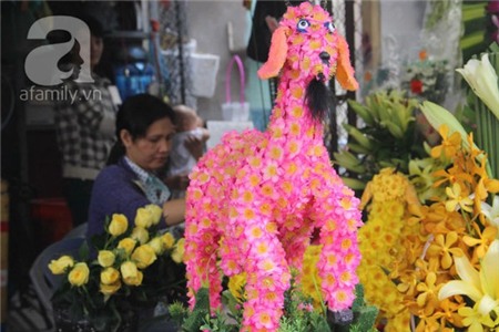 Người Sài Gòn thích thú chọn mua dê hoa "handmade" trưng nhà dịp Tết 2