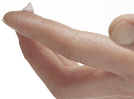 2. Dùng một lượng vừa đủ: Bạn không cần phải bôi cả lớp kem dày lên trên mặt. Khi bạn dùng kem lót quá tay, nó sẽ cộm lên dưới lớp kem nền. Chỉ một lượng nhỏ bằng hạt đậu là đủ. Hãy thoa kem một cách nhẹ nhàng lên da để có lớp phủ đều và mịn.