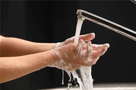 Rửa mặt đúng cách, đúng quy chuẩn là phải rửa tay trước