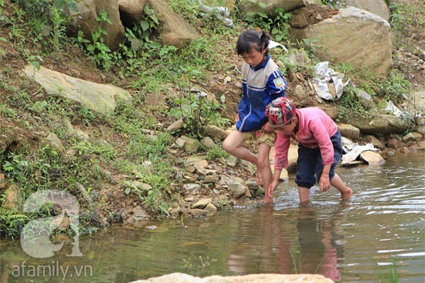Giọt mồ hôi và nụ cười của những đứa trẻ không nghỉ hè ảnh 8 Những đứa trẻ chăm chú theo dõi các hoạt động trong chương trình Làng Việt do VTV tổ chức tại Y Tý, Bát Xát. Do thiếu những khu vui chơi như trẻ em thành phố nhưng các em cũng tự biết tìm niềm vui cho riêng mình.