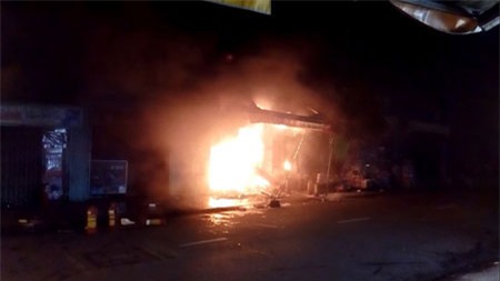 “Biển lửa” bao trùm, cửa hàng tạp hóa thành tro - Ảnh 1 “Biển lửa” bao trùm, cửa hàng tạp hóa thành tro - Ảnh 1