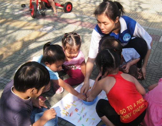 ThS Hồ Ngọc Kiều: Nhiều sinh viên ra trường phản hồi phải có vài chục chai mới xin đi dạy được ThS Hồ Ngọc Kiều: Nhiều sinh viên ra trường phản hồi phải có vài chục chai mới xin đi dạy được