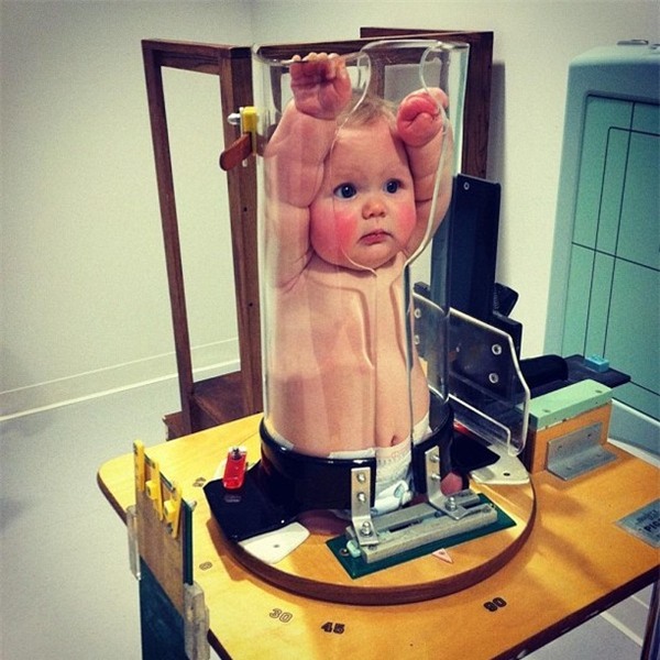 Hình ảnh em bé bị nhồi nhét chật cứng trong ống nghiệm - Ảnh 1
