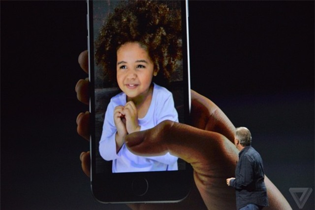 4. Live Photo (ảnh động): “Live Photo” là cách Apple gọi tính năng mới trên camera của bộ đôi iPhone 6S và 6S Plus. Khi người dùng chụp một tấm ảnh, iPhone 6S cũng tự động ghi lại một đoạn video ngắn ở chế độ nền. Chỉ cần nhấn 3D Touch trên ảnh chụp, tấm ảnh sẽ mang lại hiệu ứng chuyển động như một video.
