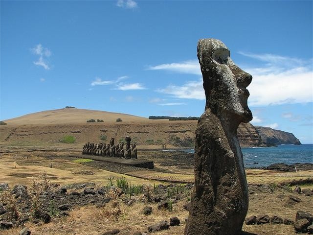 1. Đảo Phục Sinh: Là một trong những hòn đảo “cô đơn” nhất trái đất, đảo Phục Sinh nằm ở vùng đông nam Thái Bình Dương. Hòn đảo nổi tiếng với 887 bức tượng có tên là “Moai”, do người Rapanui tạo ra nhiều thế kỷ trước đây. những bức tượng Moai có trọng lượng đến 75 tấn và chiều cao khoảng 10 m, cá biệt có bức nặng 270 tấn và cao 21 m. Ngoài ra, đảo còn là thiên đường lặn và lướt sóng cùng 2 ngọn núi lửa và một vài bãi biển tuyệt đẹp.