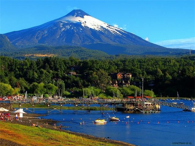 3. Pucón: Đây là một thị trấn du lịch nổi tiếng ở Chile nhờ phong cảnh hữu tình với hồ nước và núi lửa. Pucón còn hấp dẫn du khách nhờ nhiều loại hình thể thao và hoạt động giải trí như trượt nước, trượt tuyết, bơi thuyền, cưỡi ngựa, tắm suối nước nóng và chinh phục núi lửa Villarrica.