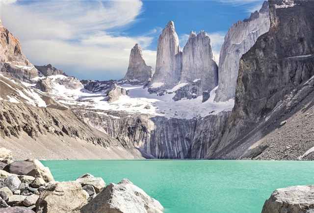 4. Công viên quốc gia Torres del Paine: Nằm giữa dãy núi Andes và thảo nguyên Patagonia ở miền nam Chile, công viên có phong cảnh đa dạng, hệ động thực vật phong phú cùng các dòng sông băng, rừng rậm, vô số hồ và thác nước. Điểm nhấn ở công viên là 3 đỉnh núi đá hoa cương, đỉnh cao nhất laf2.500 m.