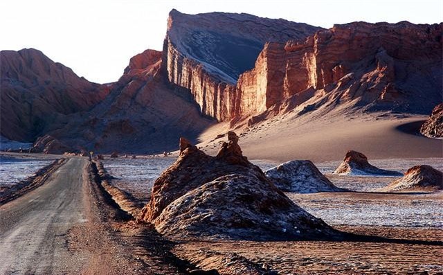 5. Valle de la Luna: Nằm ở sa mạc Atacama, sa mạc là kết quả của gió và lũ lụt trên cát và đá qua nhiều thế kỷ. Những cồn cát lớn và khối đá khổng lồ giống bề mặt của mặt trăng, đó là nguồn gốc của cái tên mang ý nghĩa “Thung lũng Mặt trăng”.