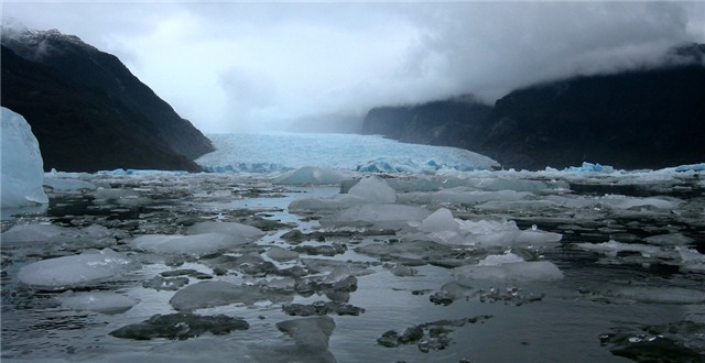 6. Sông băng San Rafael: Dòng sông băng khổng lồ nằm trong công viên quốc gia Laguna San Rafael. Du khách chỉ có thể đến đây bằng thuyền hoặc máy bay. Hành trình bằng thuyền đến đây vô cùng ngoạn mục, qua những kênh hẹp của vùng Aisén hẻo lánh.