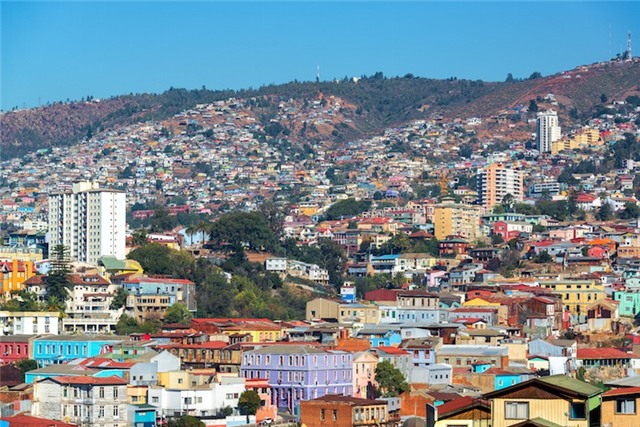 7. Valparaíso: Nằm ở bờ biển Thái Bình Dương, miền trung Chile, Valparaíso nổi tiếng với những ngôi nhà nhiều màu sắc, văn hóa bohemian cùng cảnh biển tuyệt đẹp. Được xây trên hàng chục quả đồi nhấp nhô nhìn ra Thái Bình Dương, Valparaíso như một mê cung với những đường phố, con hẻm trải sỏi cùng di sản kiến trúc và văn hóa phong phú.
