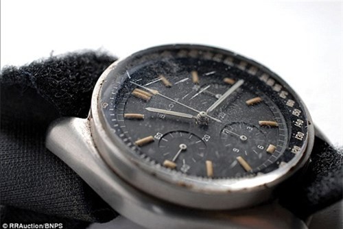 Chiếc đồng hồ với phần dây đã cũ sờn nhưng lại là nhân chứng cho những sự kiện mang tính lịch sử của nhân loại