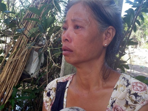 Bà Hà Thị Vân Em khóc nức nở khi nói về thảm cảnh chồng giết con