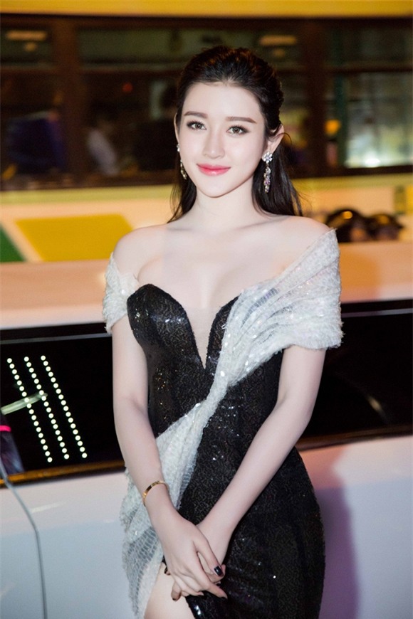 á hậu Huyền My khoe dáng sexy trên limousine 3 á hậu Huyền My khoe dáng sexy trên limousine 3