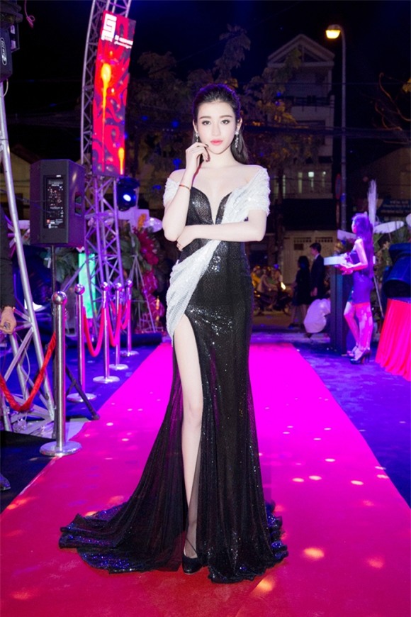 á hậu Huyền My khoe dáng sexy trên limousine 4 á hậu Huyền My khoe dáng sexy trên limousine 4