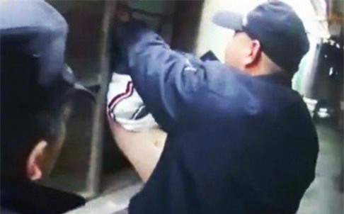“Siêu đạo chích” sa lưới vì kẹt đầu vào cửa sổ hình ảnh 1 “sieu dao chich” sa luoi vi ket dau vao cua so hinh anh 1