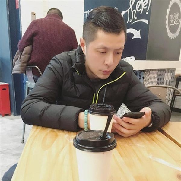 Ông bố liên tục bị nhầm là bạn trai con gái.
