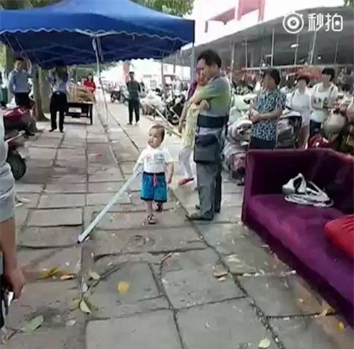 Đứa bé đang ra sức bảo vệ quầy hàng của gia đình mình