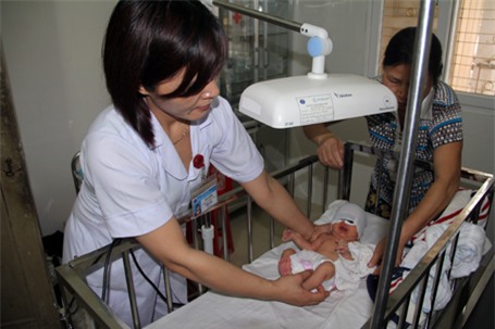 Những ngày qua, bé Thắng luôn được các y bác sỹ tại Bệnh viện Đa khoa huyện Đức Thọ chăm sóc như con ruột của mình. Hoàn cảnh của bé đã lấy đi bao nước mắt của các y, bác sỹ săn sóc bé.