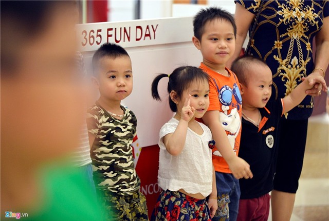 Đông nghịt người dồn về khu mua sắm dưới lòng đất hình ảnh 4 Dong nghit nguoi don ve khu mua sam duoi long dat hinh anh 4