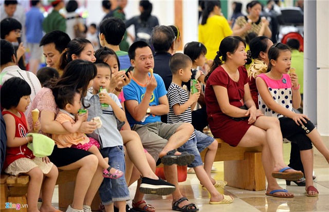 Đông nghịt người dồn về khu mua sắm dưới lòng đất hình ảnh 7 Dong nghit nguoi don ve khu mua sam duoi long dat hinh anh 7