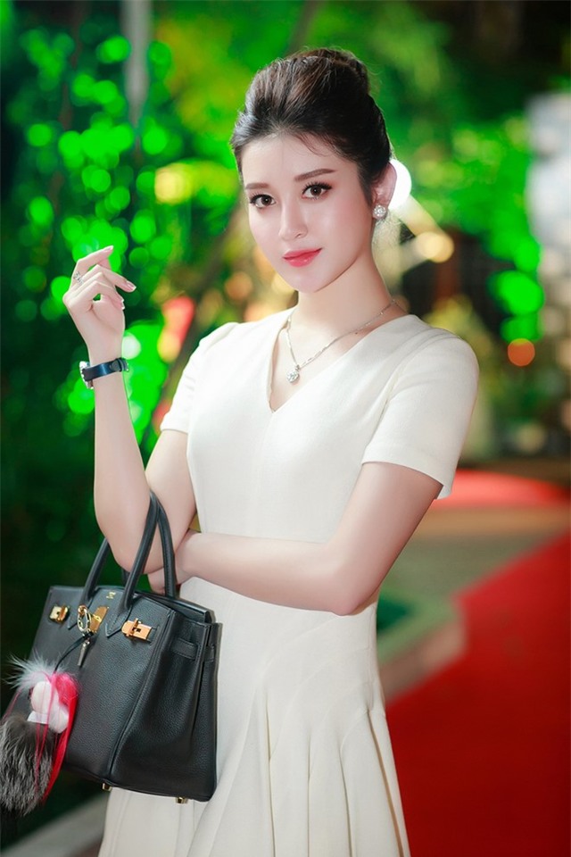 Huyen My lai dien cay hang hieu di su kien hinh anh 2