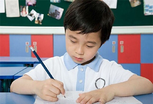 Hướng dẫn tư thế ngồi học đúng và cách cầm bút cho trẻ | Tin tức Online