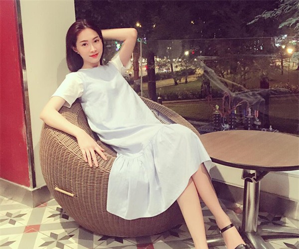 Thu Thảo diện đầm xanh nhẹ nhàng, tinh khiết, cô tâm sự: Tonight. Nhớ về ai.