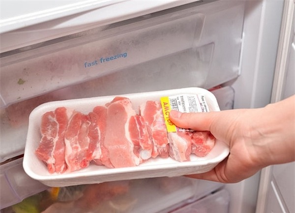 thói quen bọc thực phẩm bằng túi ni lông ném để vào tủ lạnh