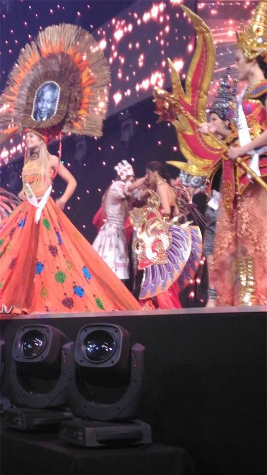 Vấp ngã, rơi mũ áo trên sân khấu, Khả Trang vẫn thắng giải trang phục đẹp nhất tại Miss Supranational 2016 - Ảnh 1.